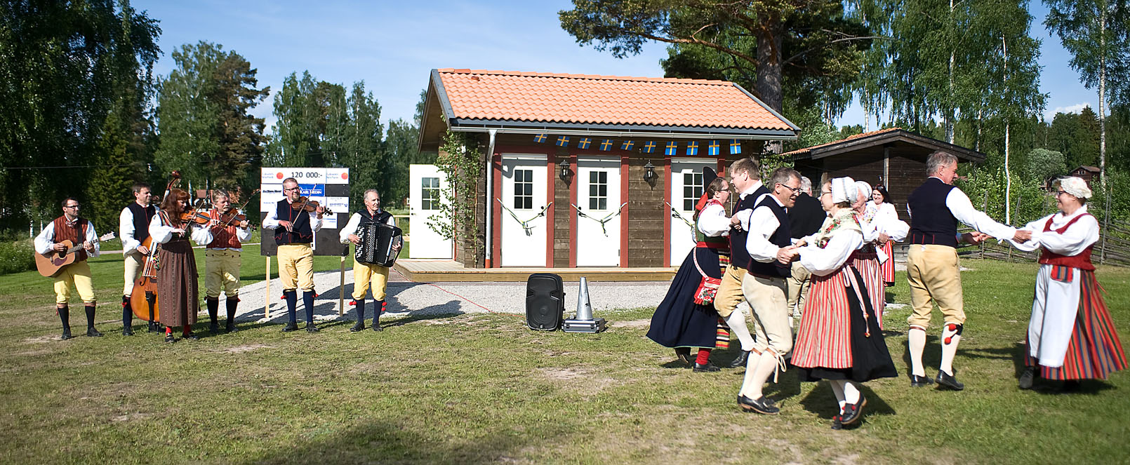 Folkdansen med Leksands folkdanslag och Tngerpojkarna med Karin. Invigningen av toalettbyggnaden vid Strandpaviljongen 2016.